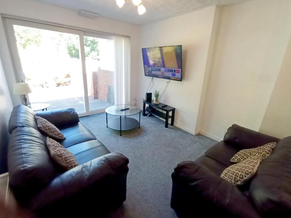 Cozy 4 Bedroom House In Smethwick With 4 Bathrooms Perfect For Contractors And Families เบอร์มิงแฮม ภายนอก รูปภาพ