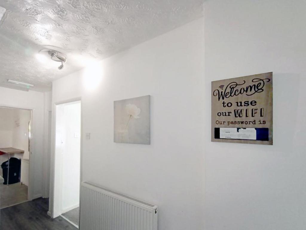 Cozy 4 Bedroom House In Smethwick With 4 Bathrooms Perfect For Contractors And Families เบอร์มิงแฮม ภายนอก รูปภาพ