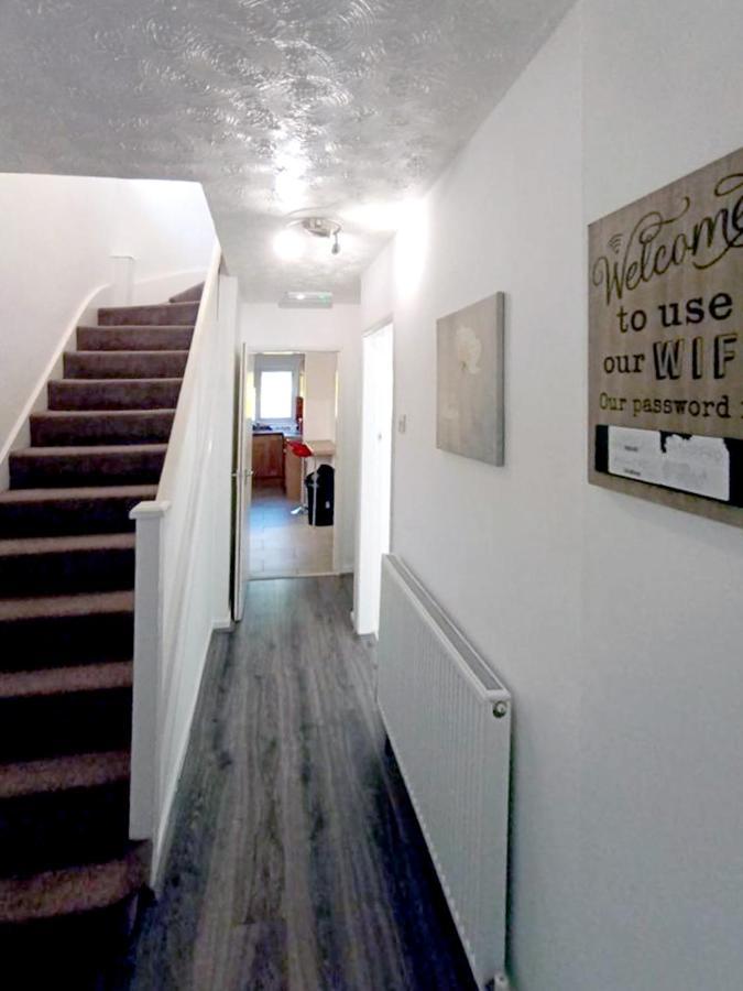 Cozy 4 Bedroom House In Smethwick With 4 Bathrooms Perfect For Contractors And Families เบอร์มิงแฮม ภายนอก รูปภาพ