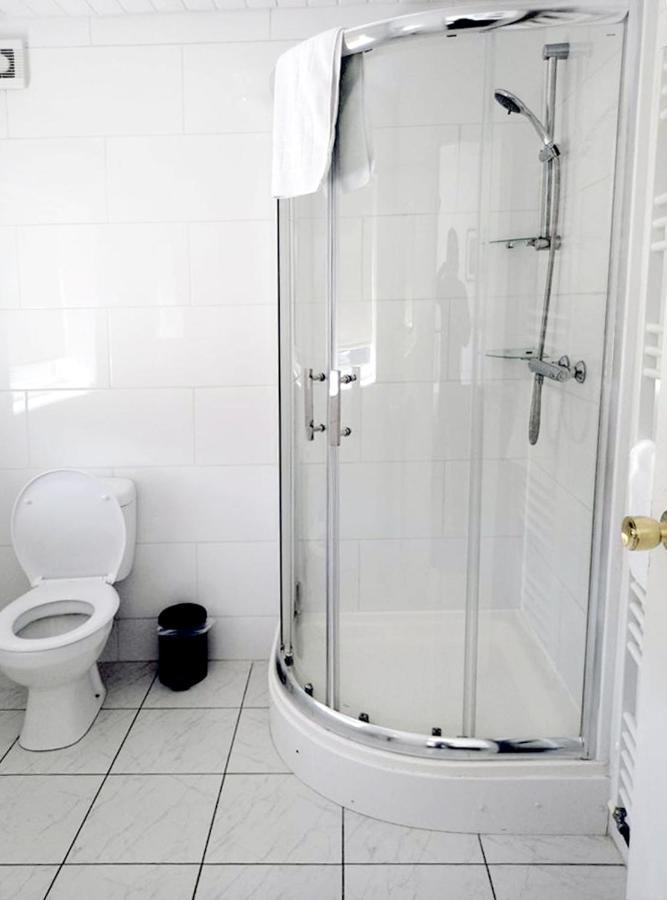 Cozy 4 Bedroom House In Smethwick With 4 Bathrooms Perfect For Contractors And Families เบอร์มิงแฮม ภายนอก รูปภาพ