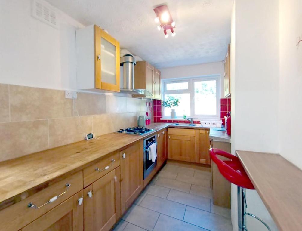 Cozy 4 Bedroom House In Smethwick With 4 Bathrooms Perfect For Contractors And Families เบอร์มิงแฮม ภายนอก รูปภาพ